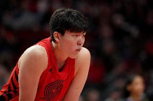 媒体人：杨瀚森不是不能抢好篮板球 是态度问题 再不进步会被淘汰
